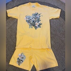 vintage 1990s yellow graphic t-shirt and matching shorts set w/ birds size M